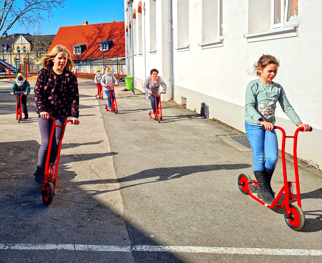 Spielen auf dem Schulhof an der Gertrudisschule Bochum Wattenscheid