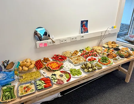 Mitgebrachtes Essen steht für das gemeinsame Abschlußtreffen auf dem Buffettisch