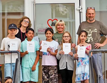 Präsentation der Urkunden durch die Schüler*innen mit den Sportlehrkräften und der Schulleitung