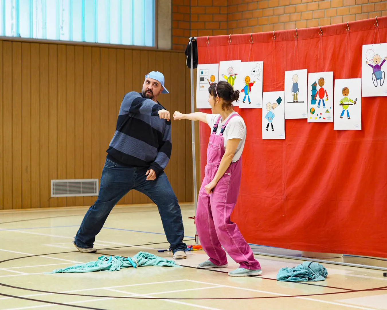 SchauspielerInnen zeigen eine Spielszene