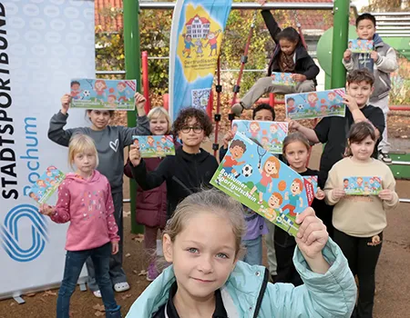 Kinder halten Sportgutscheine hoch
