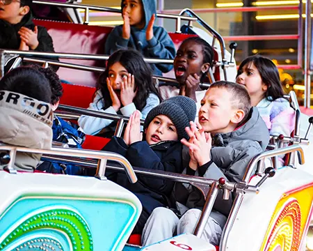Kinder in einem Fahrgeschäft auf der Kirmes Wattenscheid