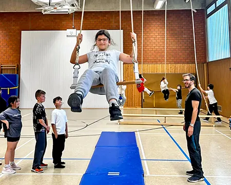 Kinder in der Sporthalle