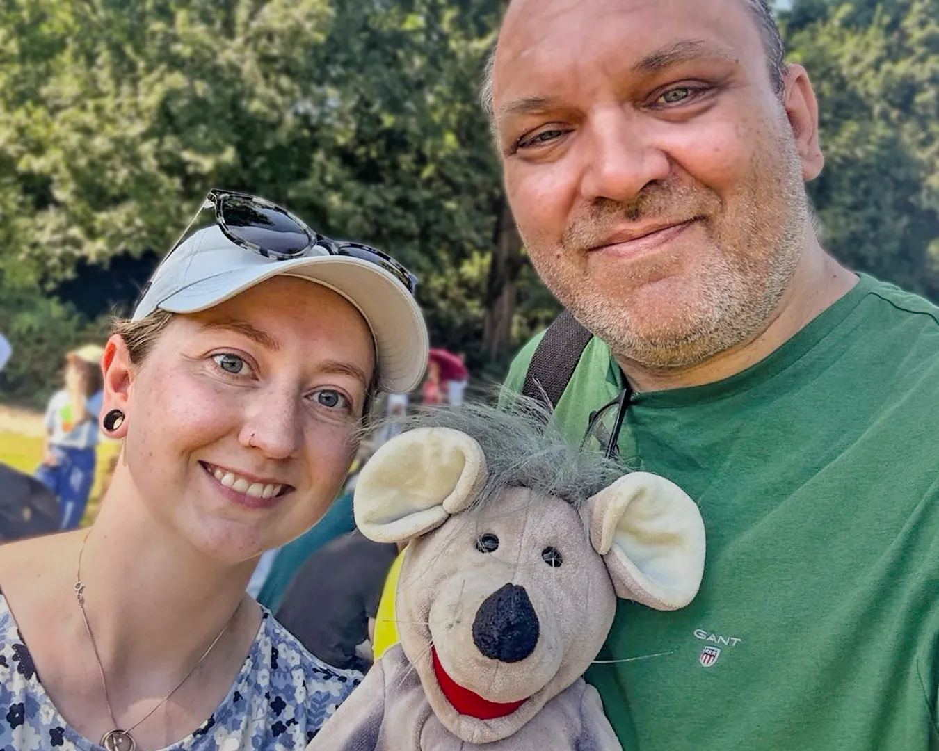 Frau Ebbertz und Herr Töpfer mit dem Schulmaskottchen Trudi bei der Veranstaltung Bochum bleibt bunt