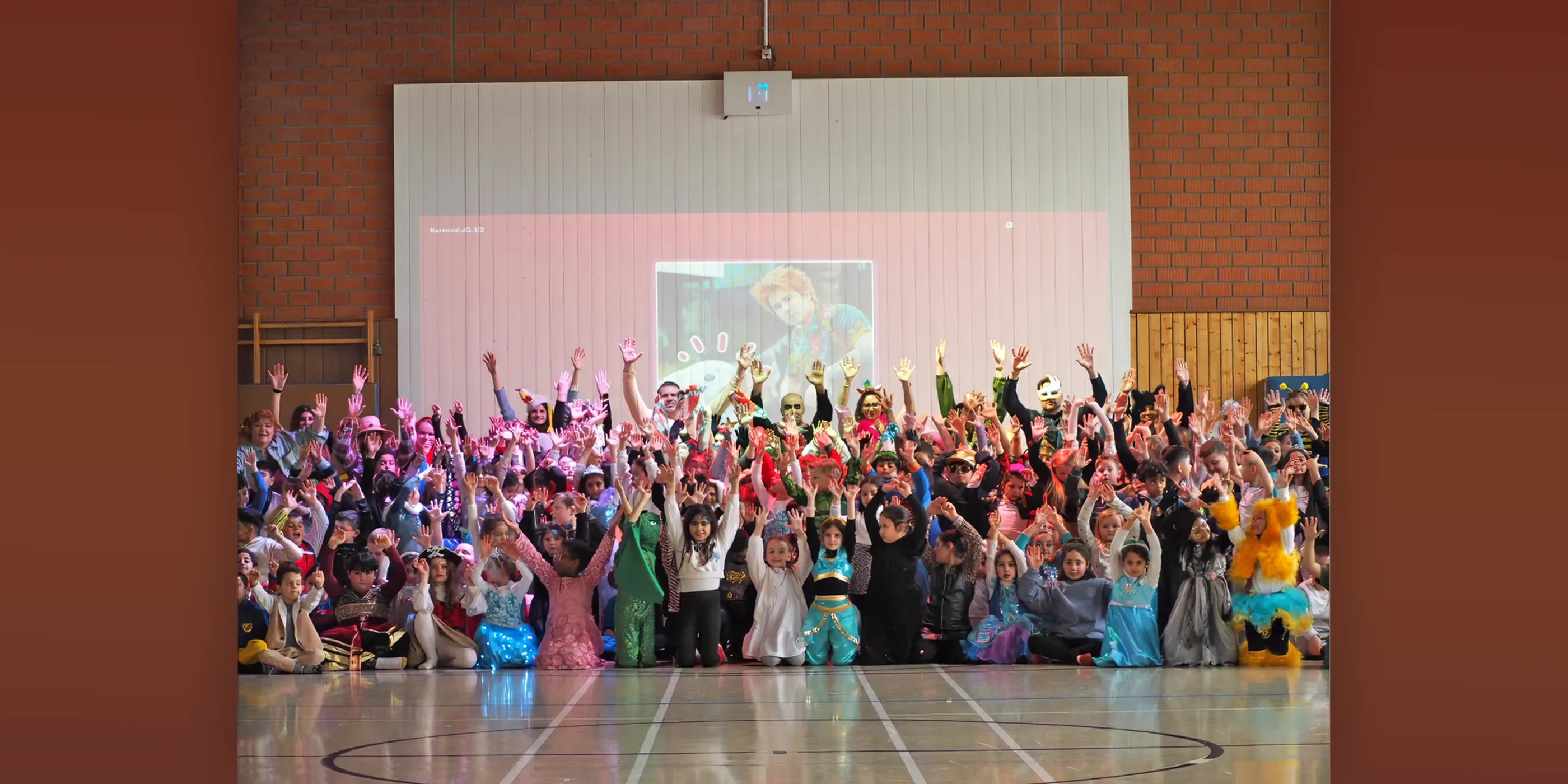 Ansicht der Gertrudisschule in Bochum Wattenscheid im Frühjahr von der Schulhofseite