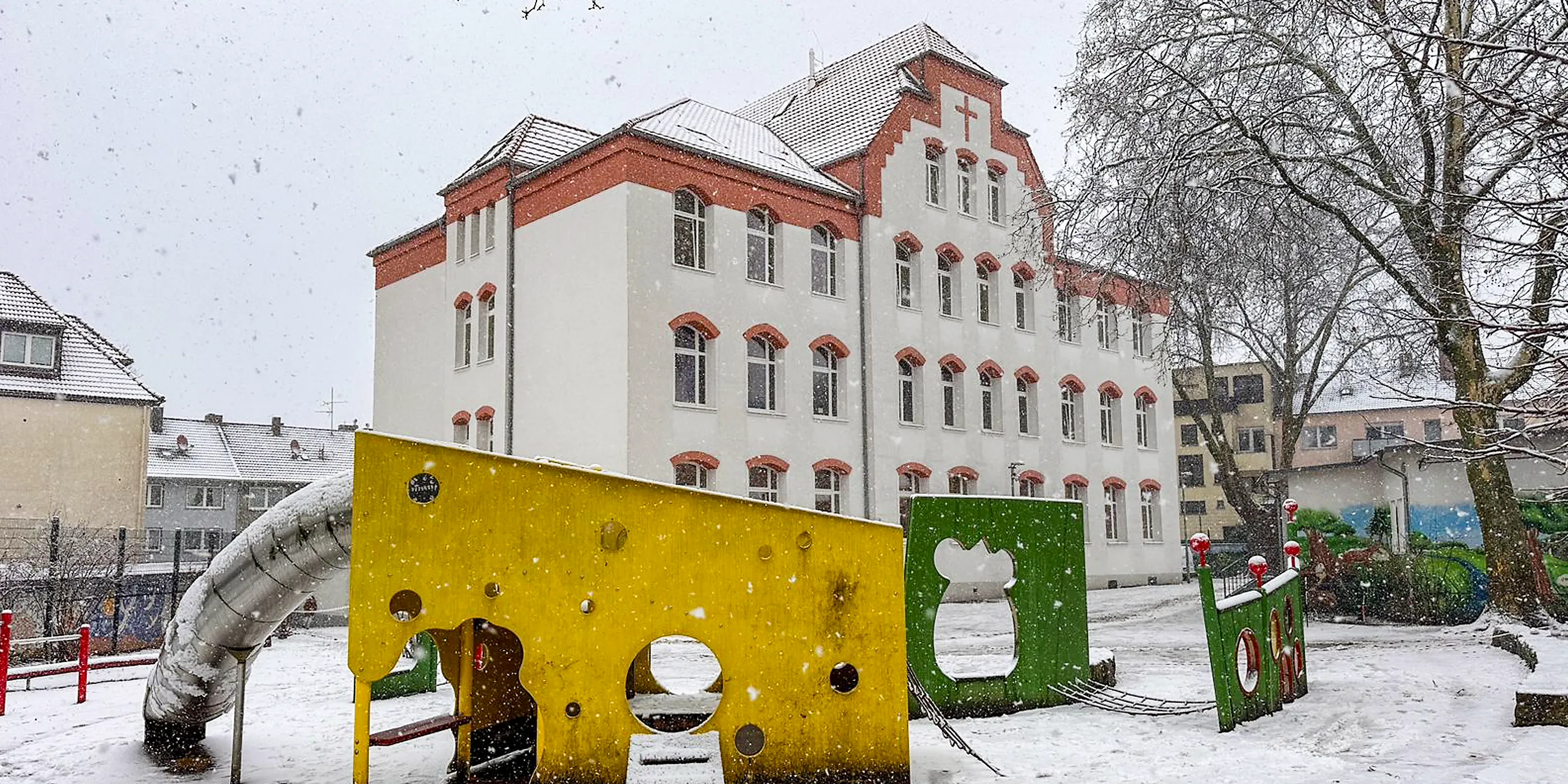 Ansicht der Gertrudisschule in Bochum Wattenscheid im Frühjahr von der Schulhofseite