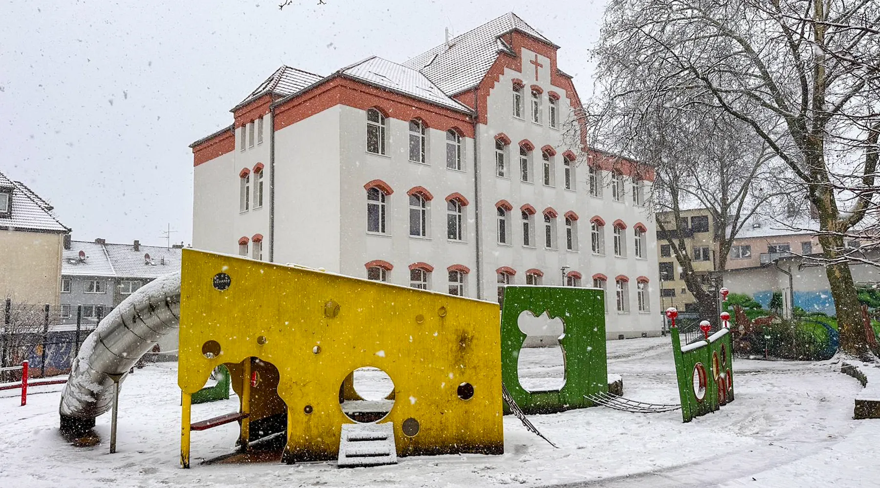 Ansicht der Gertrudisschule in Bochum Wattenscheid im Frühjahr von der Schulhofseite